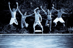 kidsjumpingintoswimmingpool